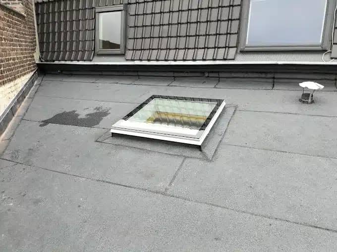 Installation d'étanchéité bitumeuse avec pose d'un puits de lumière en verre sur une toiture plate à Lille 59000, réalisé par BT Etanche